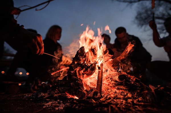 Onderneemsters rond een kampvuur 's avonds